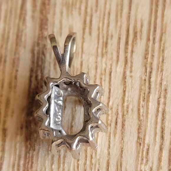 10k diamond pendant round bezel - Picture 3 of 4